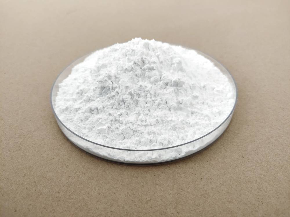 Qual é o motivo do aumento significativo da absorção de umidade dos materiais após a esmagamento em pó?